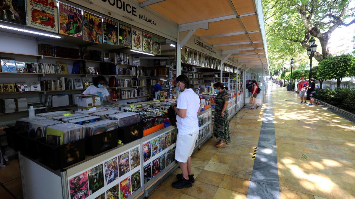 Vecinos visitan los expositores de la Feria del Libro.