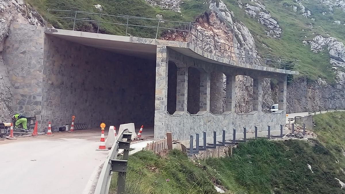 Aspecto de la zona de obras por la construcción, casi terminada, de las viseras antialudes.