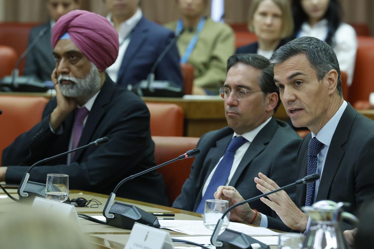 El president del Govern, Pedro Sánchez (d), intervé durant la primera reunió del Panell d'Experts en IA de l'ONU celebrada aquest dimecres en el Congrés dels Diputats.