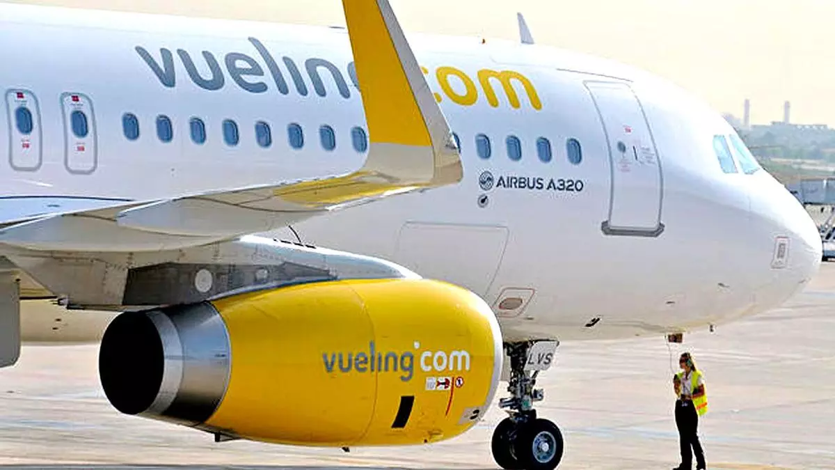 La Junta de Andalucía propone multar con 60.000 euros a Vueling por cobro de equipaje de mano