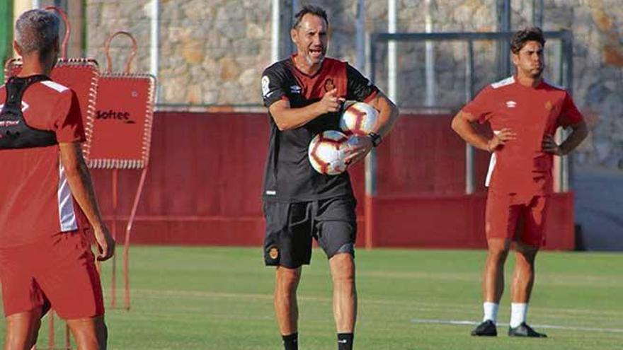 Vicente Moreno da instrucciones a sus jugadores en un entrenamiento en Son Bibiloni.