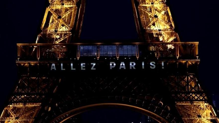 La Torre Eiffel se ilumina con un mensaje de ánimo para el PSG