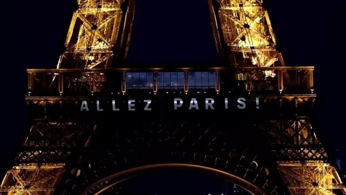 La Torre Eiffel se ilumina con un mensaje de ánimo para el PSG