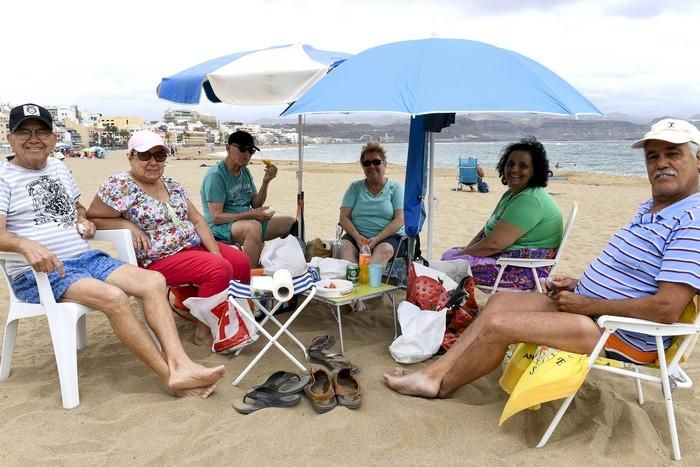 Día festivo en la Playa de Las Canteras