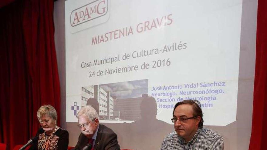 Isabel Álvarez, Arturo Muñoz y José Antonio Vidal, ayer, en la Casa de Cultura de Avilés, antes de la conferencia.