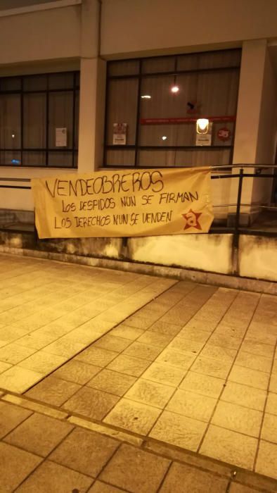 La Casa Sindical de Avilés y numerosas sedes de partidos en toda Asturias amanecen con pancartas de repulsa