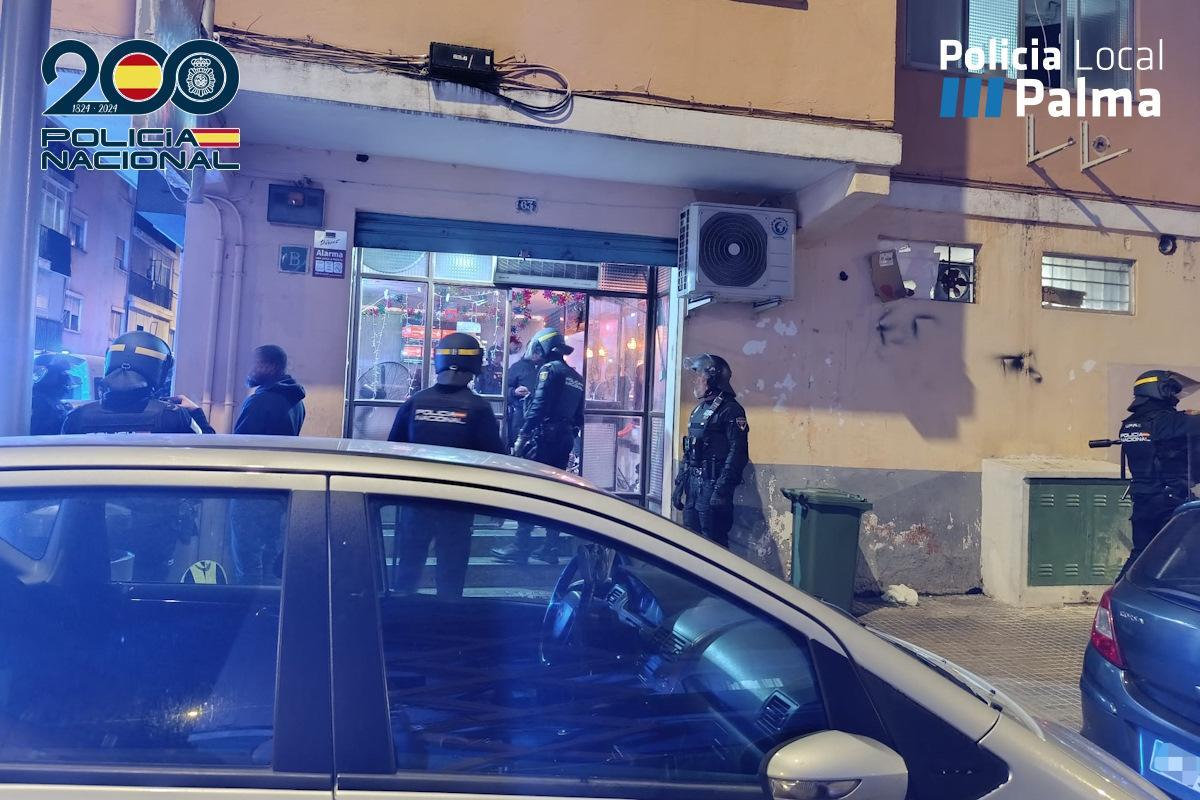Los policías, en la entrada del bar.