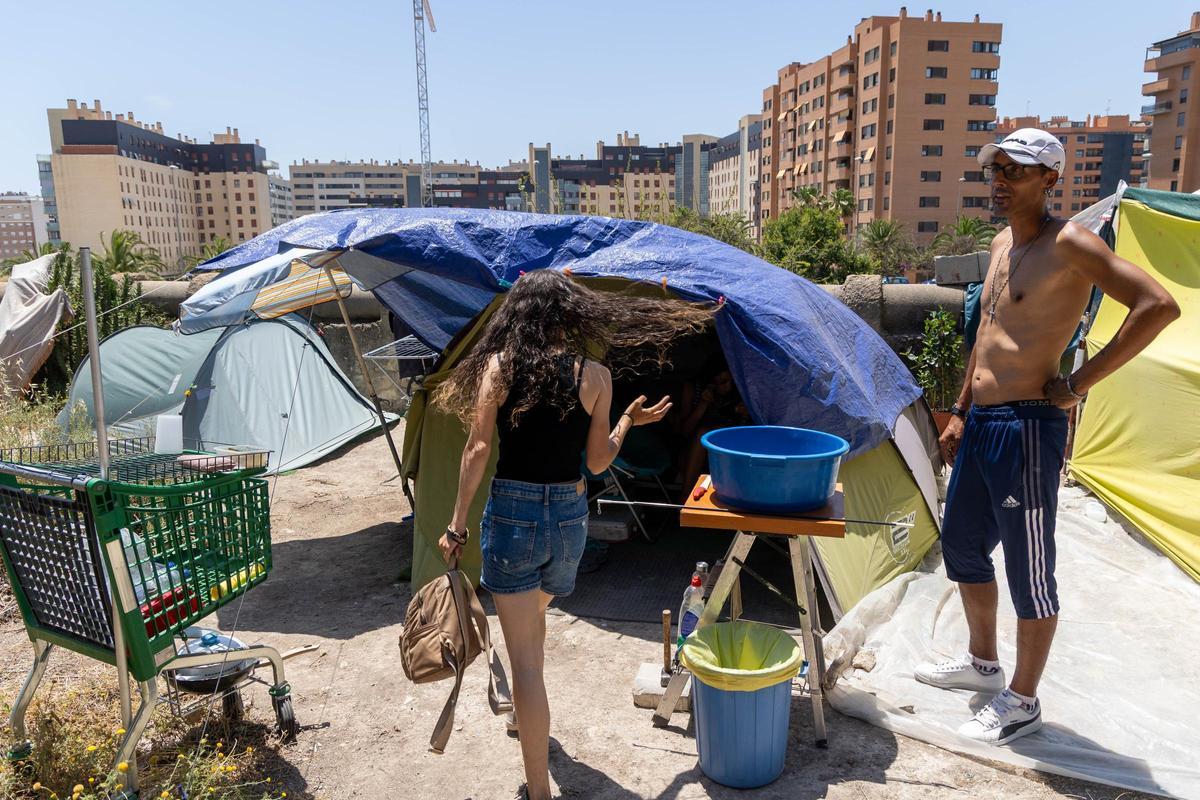 Tiendas de campaña en los alrededores de la Montaña del Huevo, en Alicante.