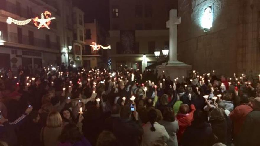 Una multitud en vela para evitar que retiren una cruz franquista