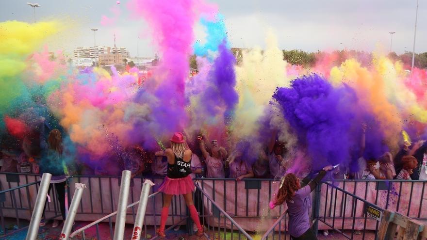 Archivo - Imagen de archivo de un evento holi colours en Málaga