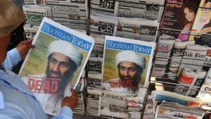 Un hombre leer la portada de un diario paquistaní que informa de la muerte de Osama Bin Laden.