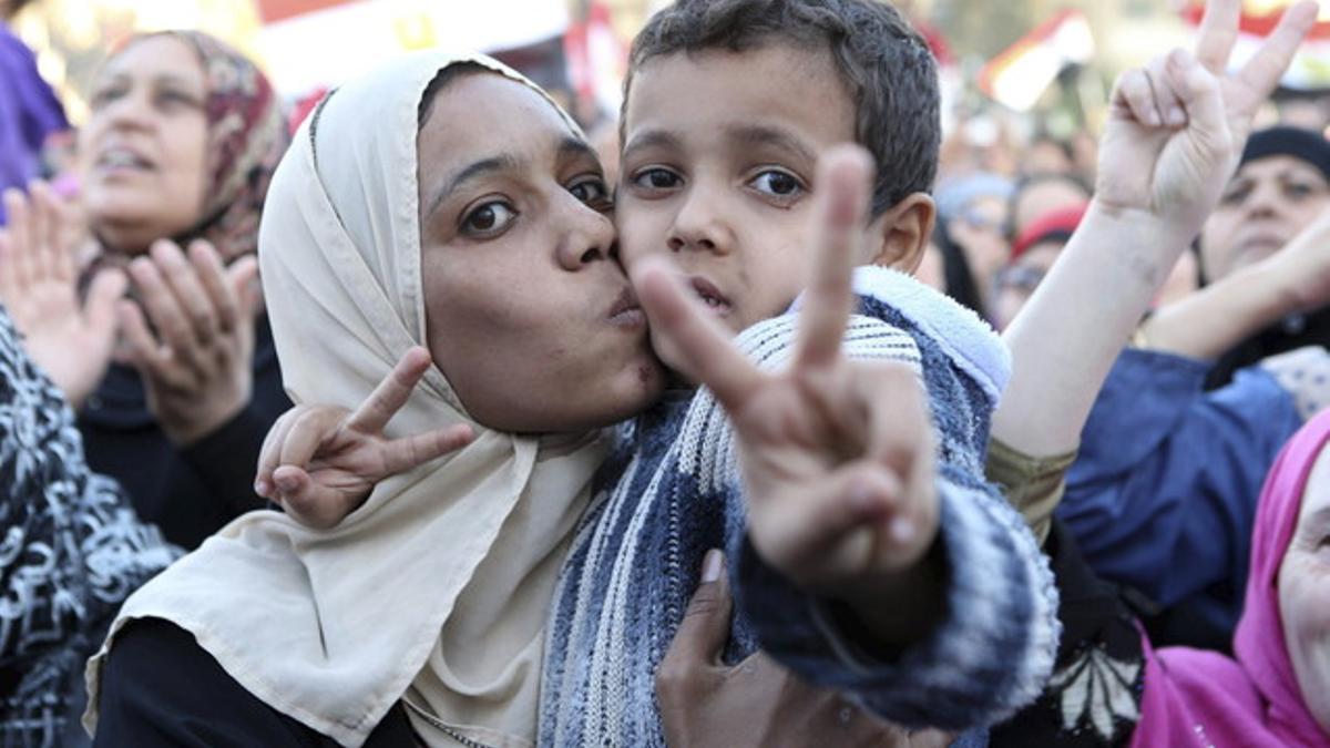 Un niño hace el símbolo de la victoria durante la manifestación contra el presidente Mursi, en la plaza Tahrir de El Cairo.