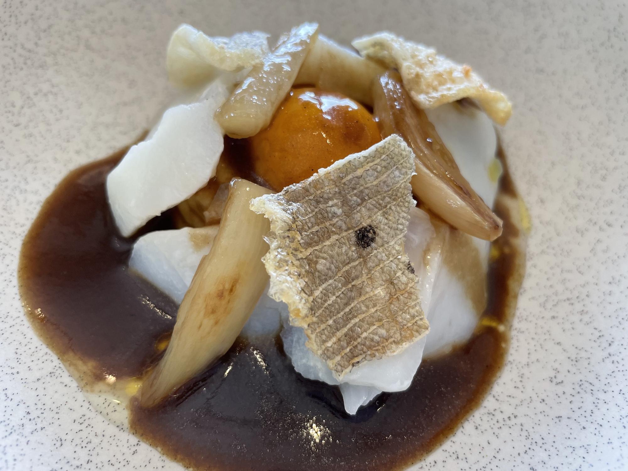 Bacalao con sopa de cebolla y yema encurtida