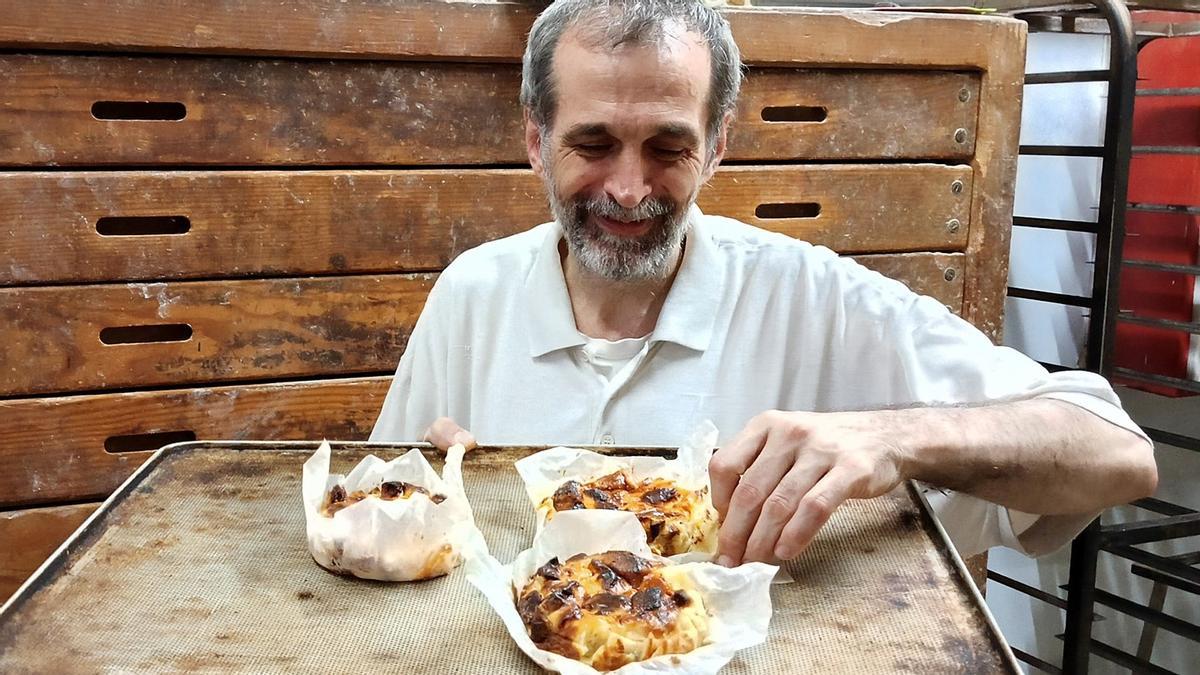 Daniel Jordà, mirando con amor sus pasteles de queso con 'panettone'.