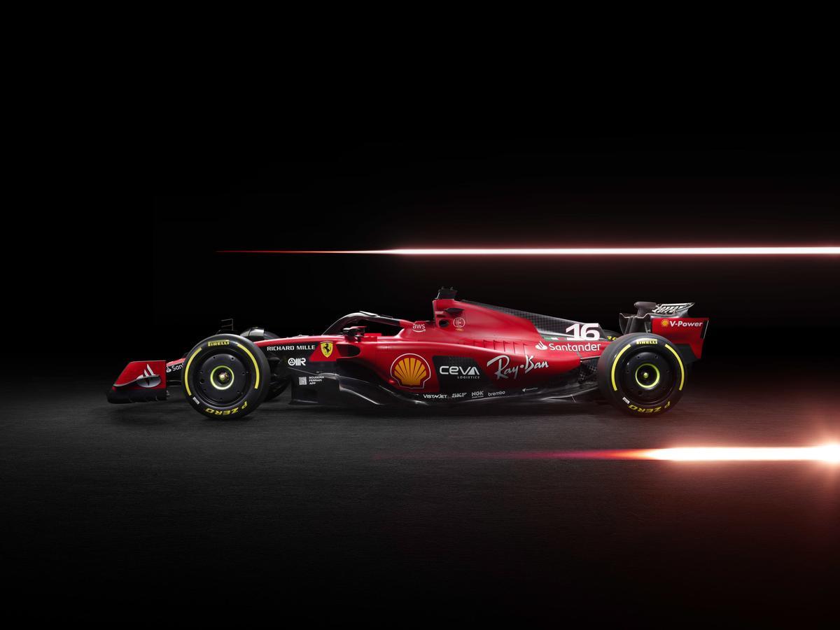 Ferrari muestra al nuevo director del equipo Frederic Vasseur y a los pilotos Carlos Sainz Jr. y Charles Leclerq posando con el nuevo Ferrari SF-23 en la presentación en Maranello, Italia