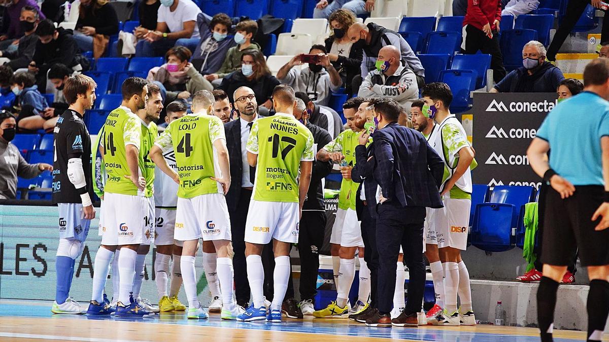 Vadillo da instrucciones a los jugadores en un tiempo muerto del partido de ayer en Son Moix.