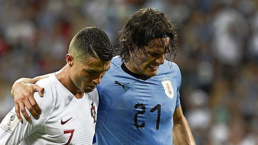 Cristiano Ronaldo ayuda a salir del campo a Cavani.