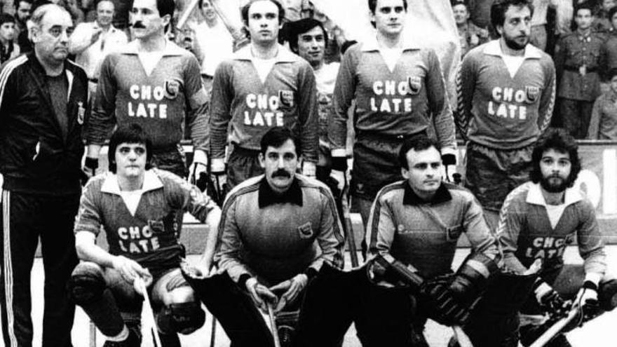 El equipo del Cibeles que ganó la final de Copa de 1980. Arriba, por la izquierda, Félix Huergo (fisioterapeuta), Veiga, Paredes, Luisín y Francis; abajo, Juanchi, Rojo, Ismael y Miguel Ángel. | lne