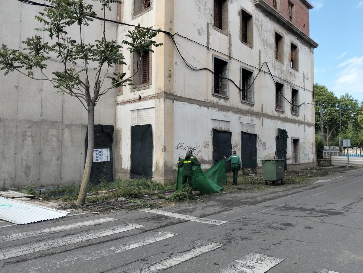 Retirada la estructura metálica de los pabellones militares de Plasencia.