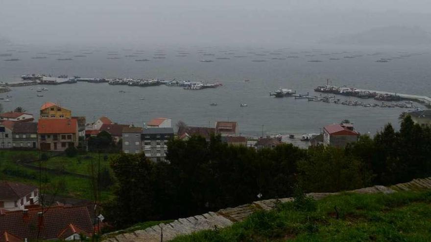 El rompeolas de O Con -derecha- que se ampliará y el muelle de A Mosqueira -izquierda- con barcos bateeiros. // G. Núñez