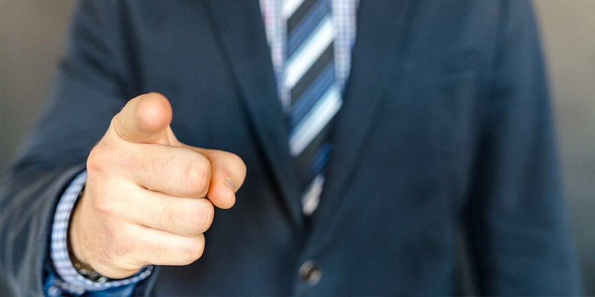 Despiden a un hombre tras rebajarse el sueldo a la mitad para mantener el empleo.