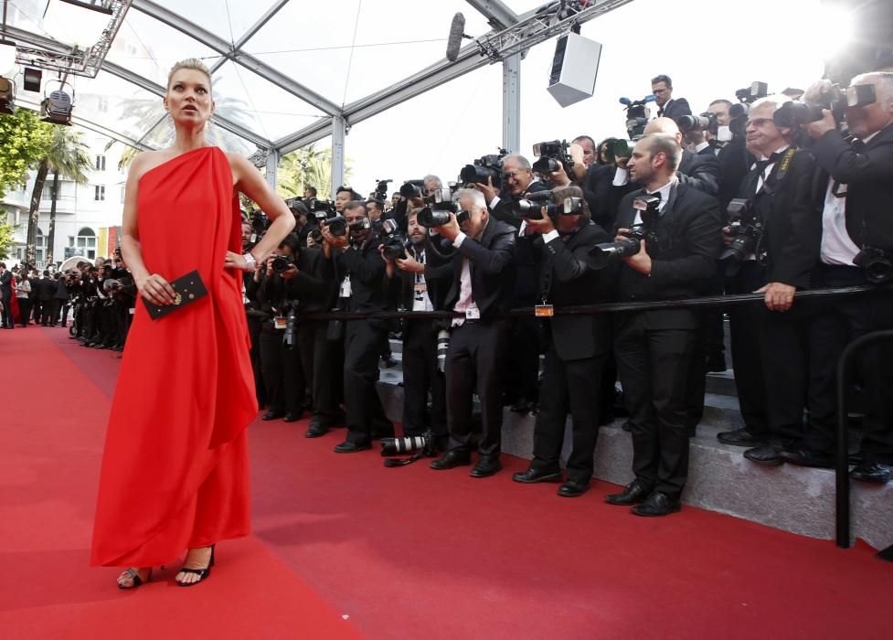 Model Kate Moss poses on the red carpet as she ...