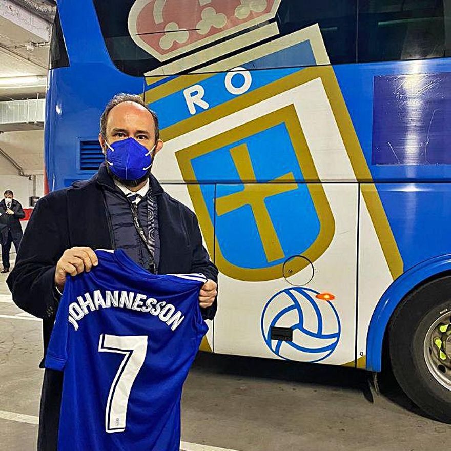 El presidente del Oviedo, con la camiseta de Diegui