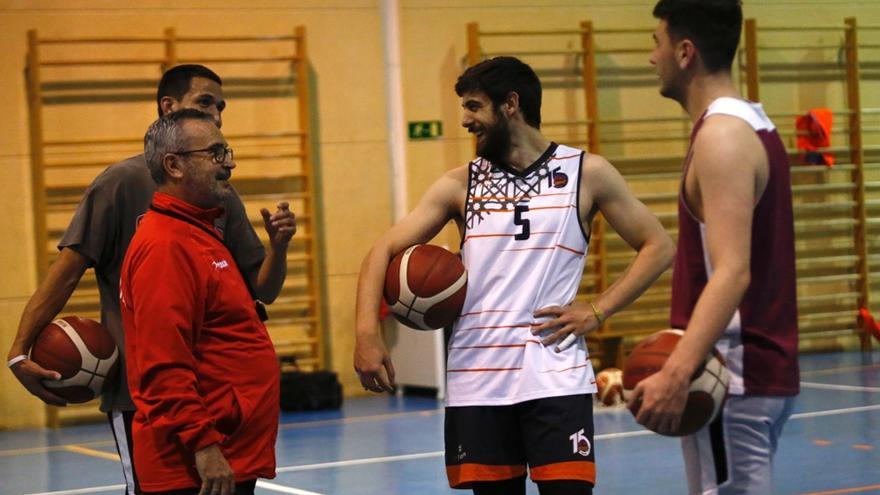 El técnico del Peñarroya, Ángel Tripiana, dialaga con varios de sus jugadores en un entrenamiento.