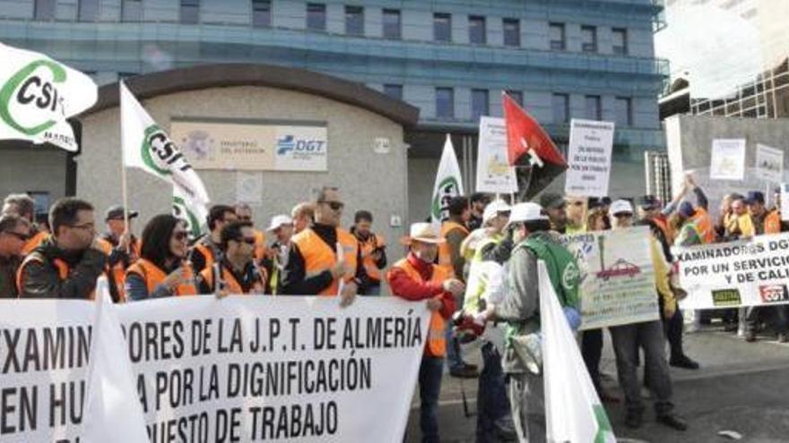 Los examinadores del carné siguen con el paro