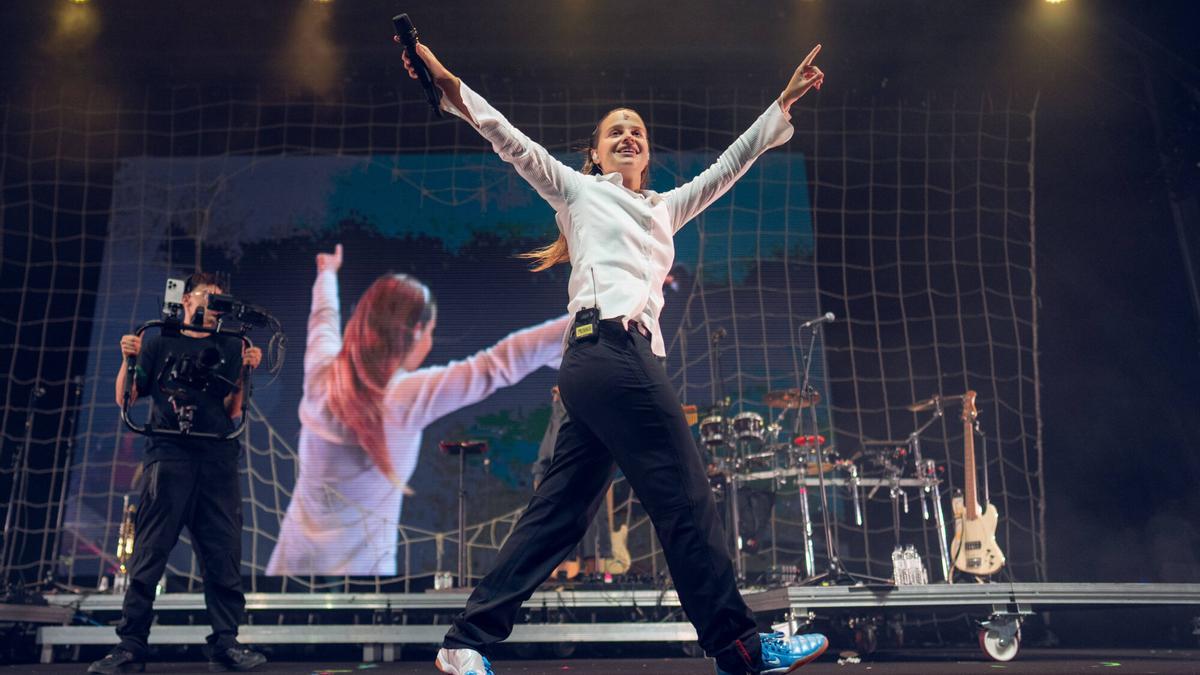 Concierto de Mushka en el escenario de la playa del Bogatell dentro del ciclo Mercè Música