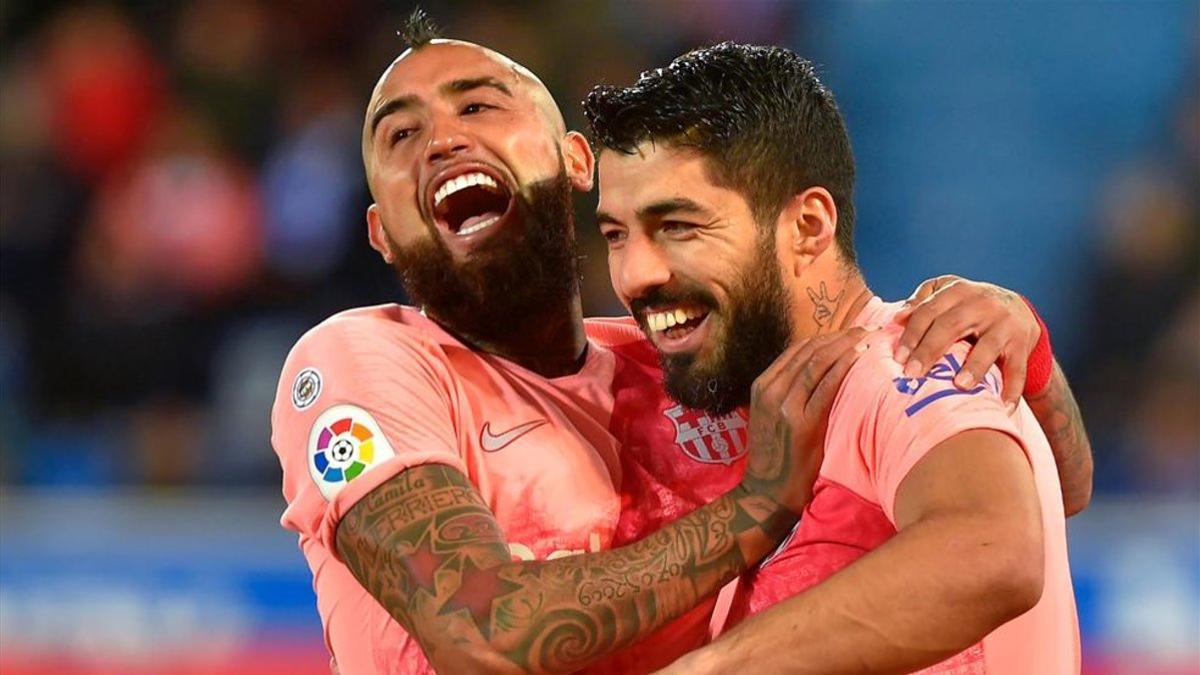 Arturo Vidal y Suárez celebran un tanto con el Barça