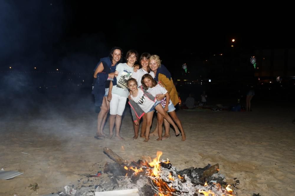 Cientos de personas acuden un año más al arenal de Nigrán para celebrar el inicio del verano entre fuego y diversión.