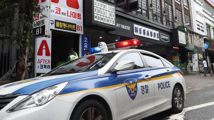 Policía ante el local de ocio.