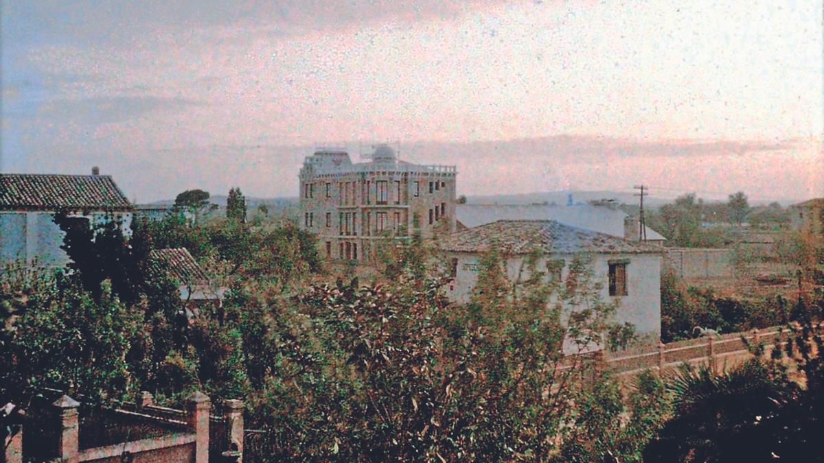 Desde la calle del Mediodía en su cruce con la calle de Gil de Jasa, una vista arqueológica, poco conocida y desde cierta altura del panorama que ofrecía el suroeste de la población entre el paseo de Sagasta y el río Huerva en 1913