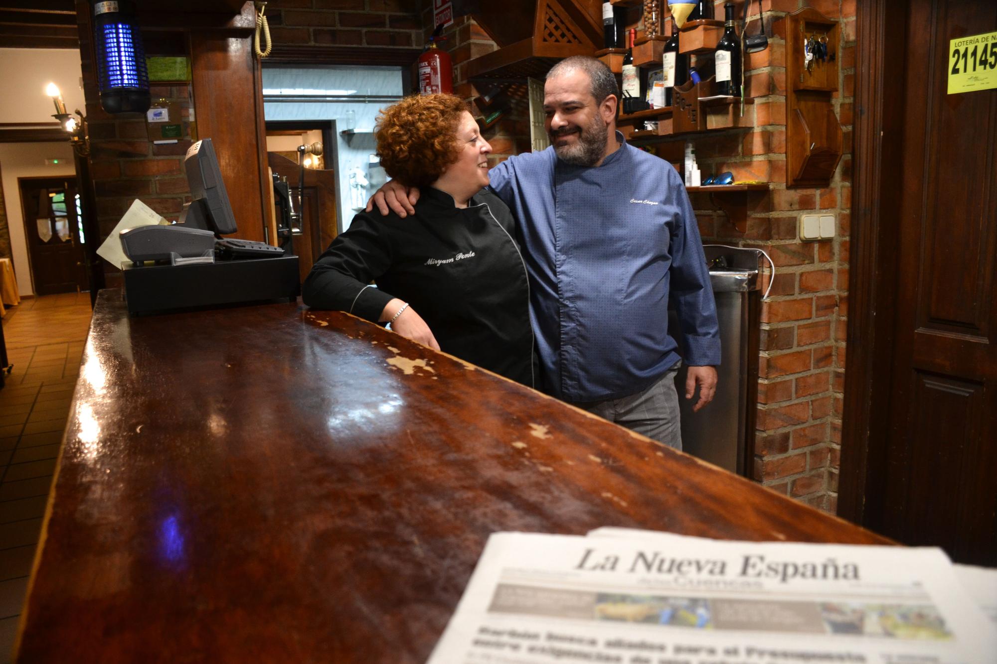 Miryam Ponte y César Chozas, las la barra de la zona del bar, en su hotel restaurante en Orlé.