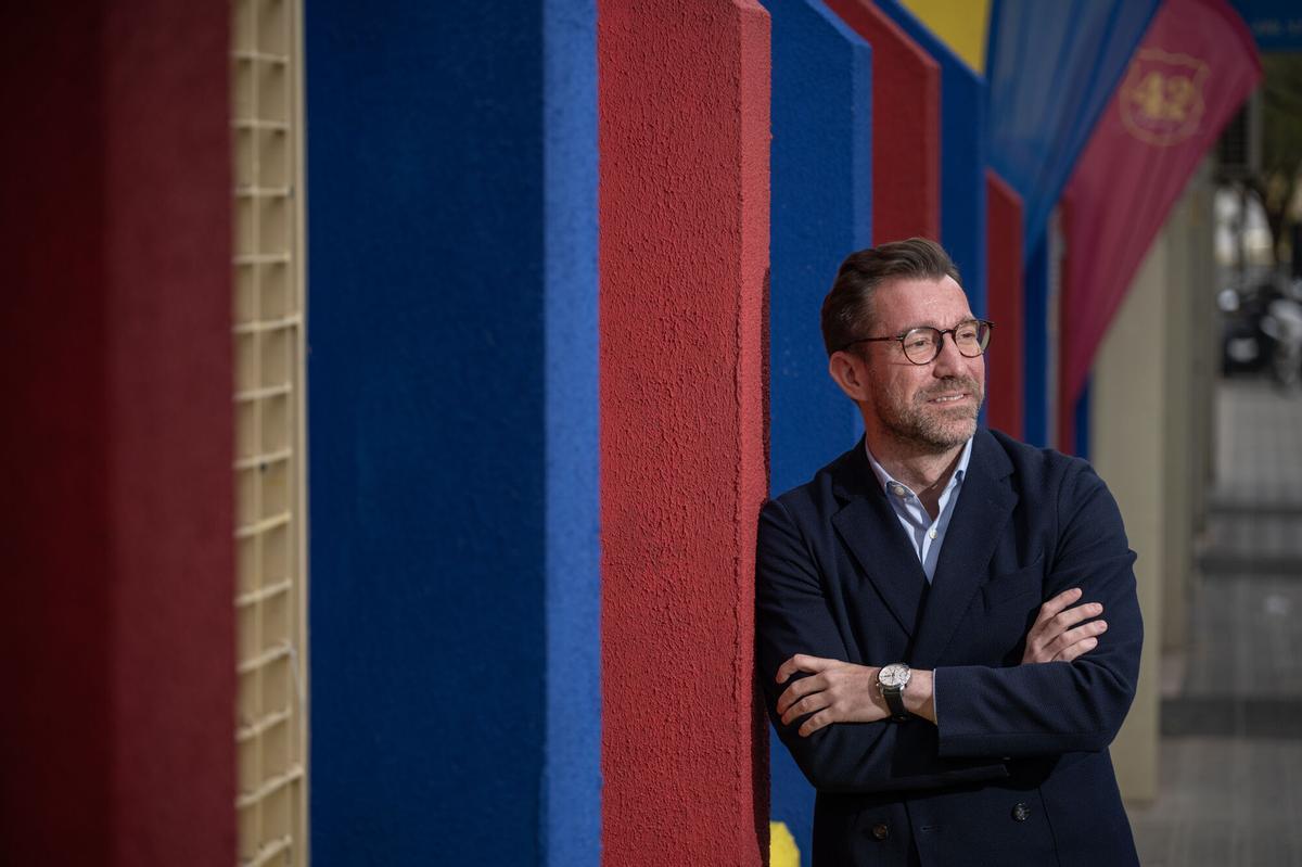 Barcelona 25.02.2026 Deportes El precandidato para las elecciones a la presidencia del FC Barcelona, Marc Ciria, fotografiado en el exterior de su sede electoral junto al Camp Nou tras la entrevista. Fotografía de Jordi Cotrina