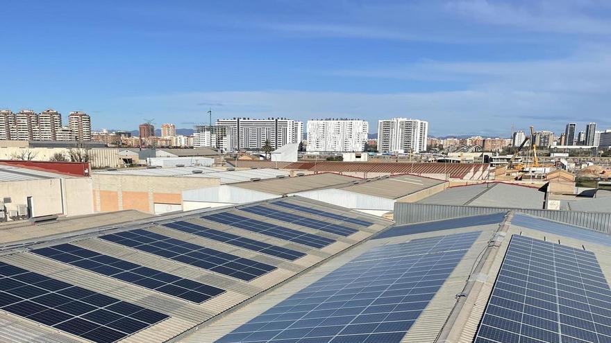 Doce hogares vulnerables reciben luz gracias a dos comunidades energéticas de Pobles del Sud