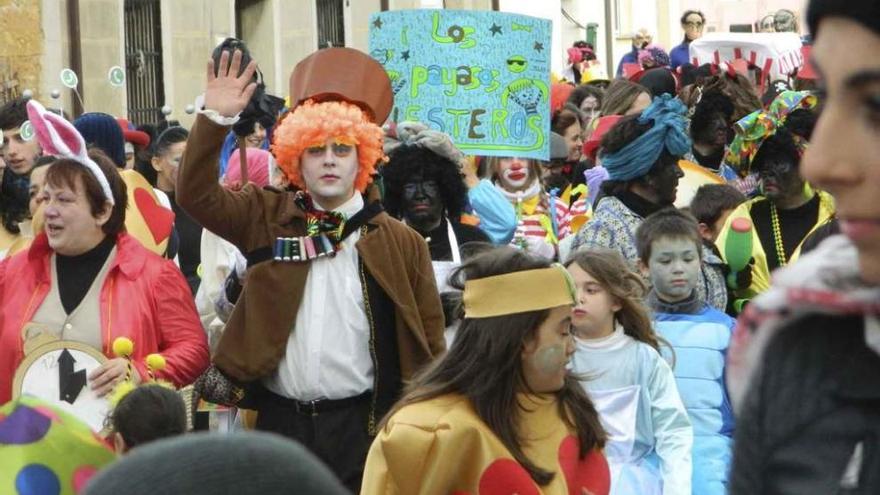 Desfile del carnaval por una de la calles de Moraleja.