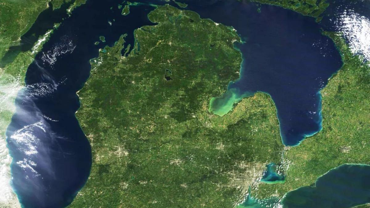 Imágenes satelitales de los lagos Hurón y Michigan, la zona sobre la que Estados Unidos habría derribado uno de los objetos aéreos no identificados en los últimos días.