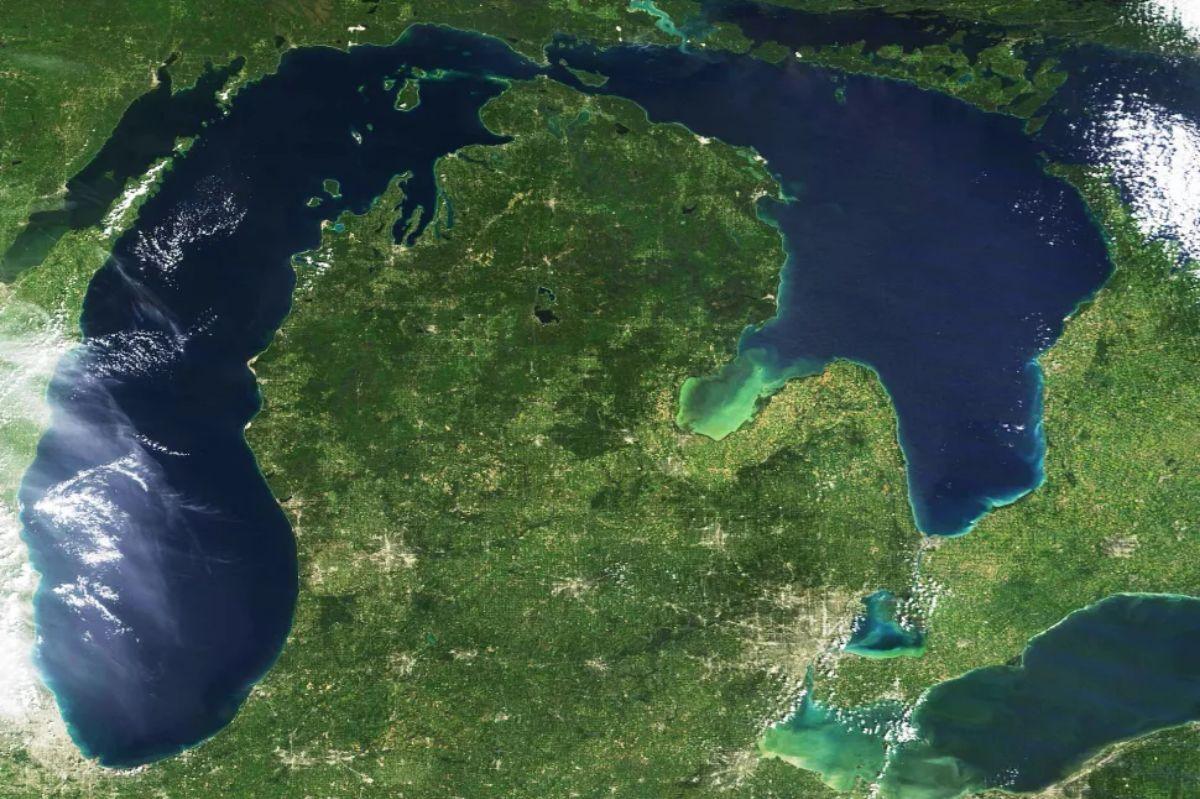 Imágenes satelitales de los lagos Hurón y Michigan, la zona sobre la que Estados Unidos habría derribado uno de los objetos aéreos no identificados en los últimos días.