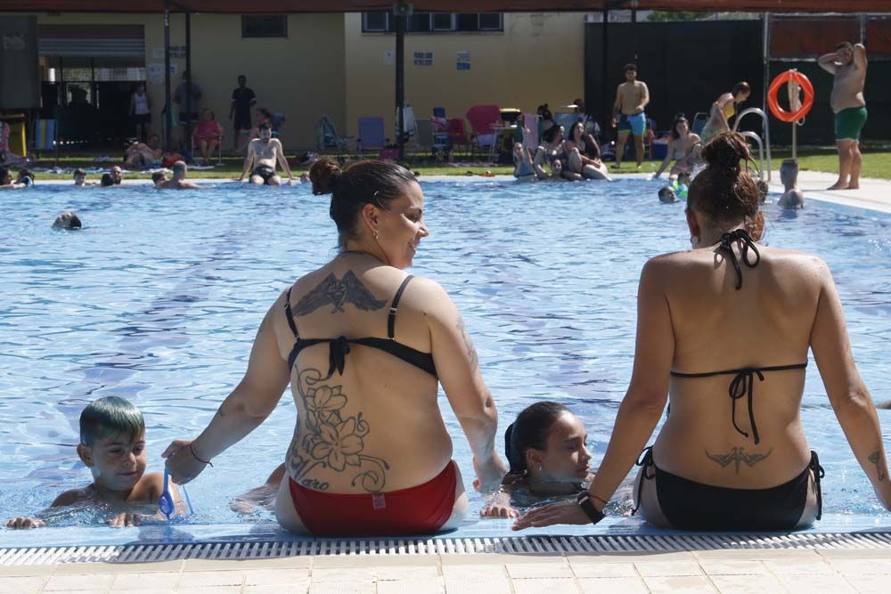 Apertura de la temporada de baños en la piscina de la calle Torremolinos