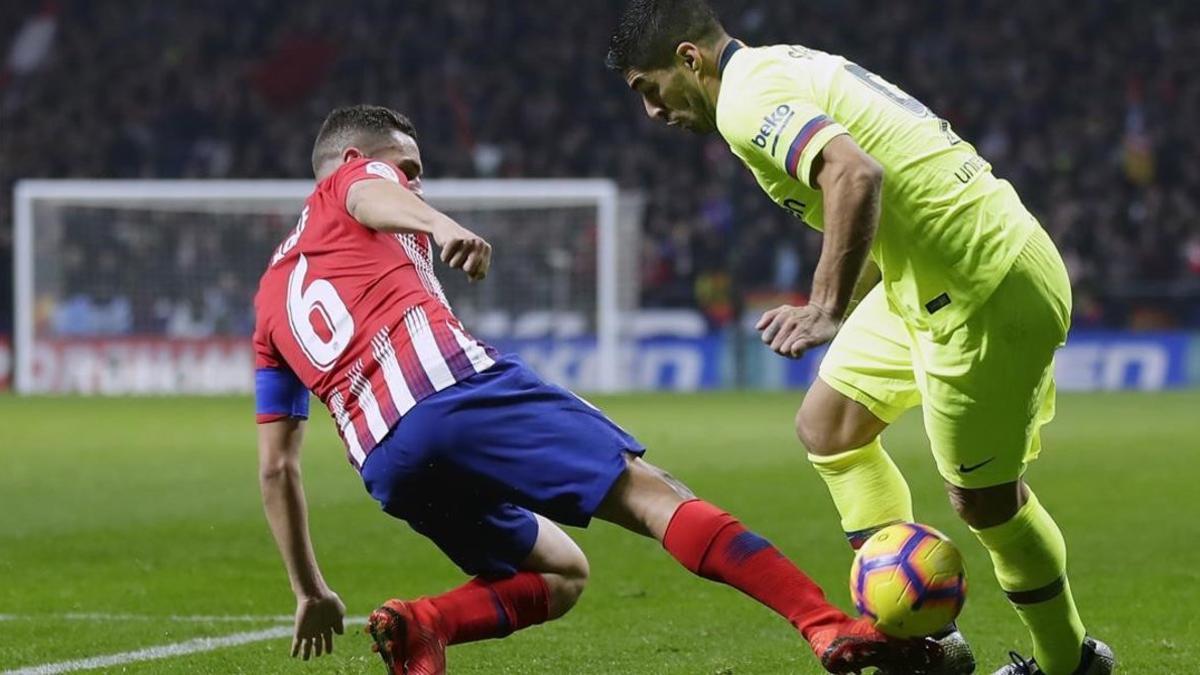 zentauroepp46017706 barcelona s luis suarez  right  duels for the ball with athl181126142305