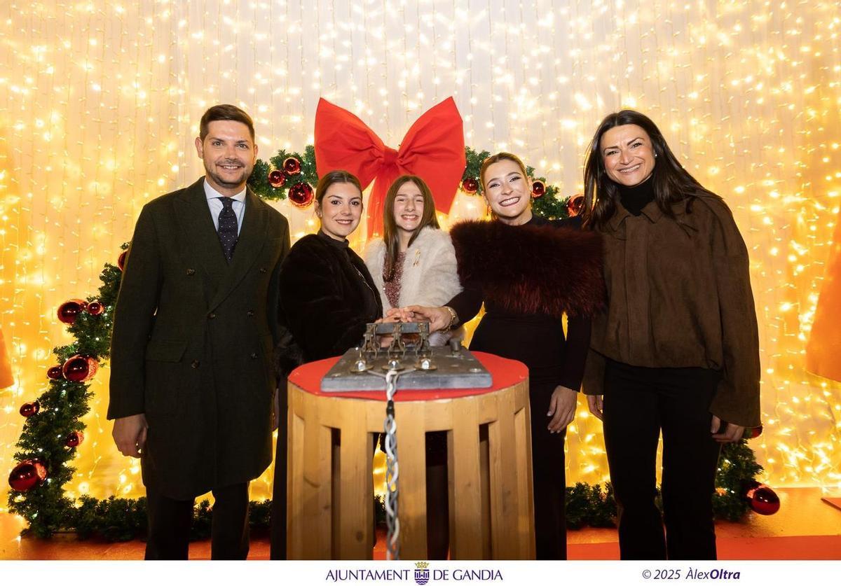 El alcalde de Gandia, José Manuel Prieto, junto a las falleras mayores, la madrina de la Semana Santa y a concejala delegada de Comercio, Elena Moncho