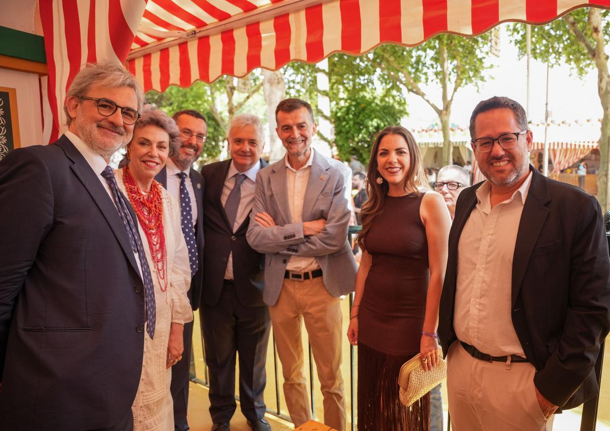 El candidato de Adelante Andalucía a la presidencia del Gobierno andaluz, José Ignacio García, en la caseta de la SER en la Feria de Abril.