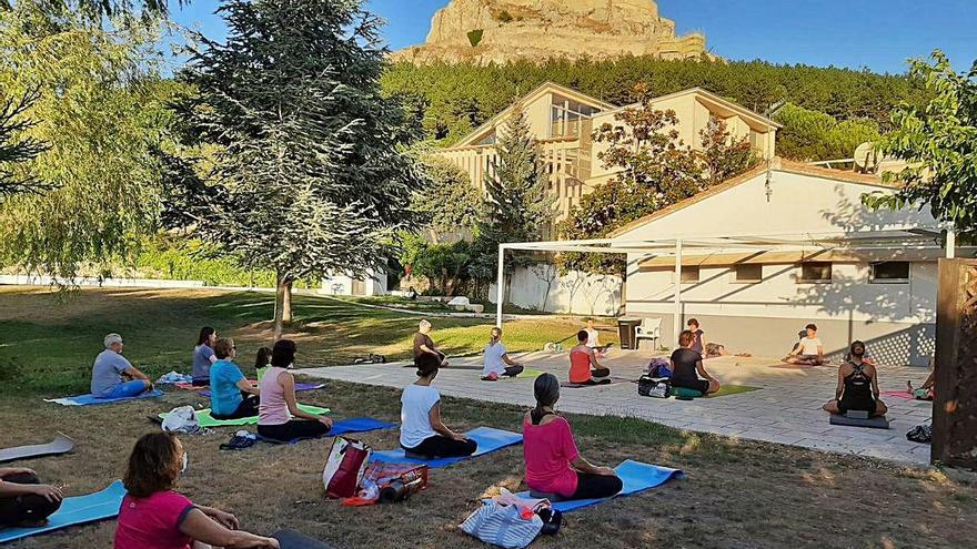 Ioga baix l&#039;imponent castell de Morella