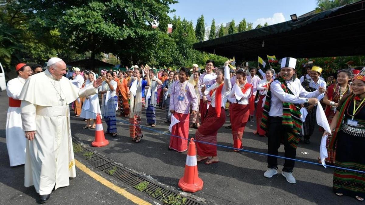 Llegada del Papa Francisco a Rangun, la capital de Birmania, en plena crisis de los rohingyas.