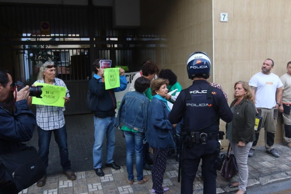 Paralizan el desahucio de un padre promovido por su hijo