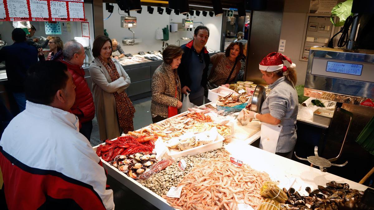Compras navideñas en el mercado de Atarazanas