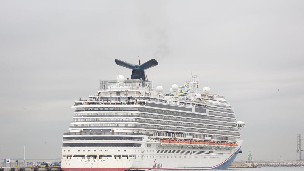 llega un buque con 3.600 pasajeros