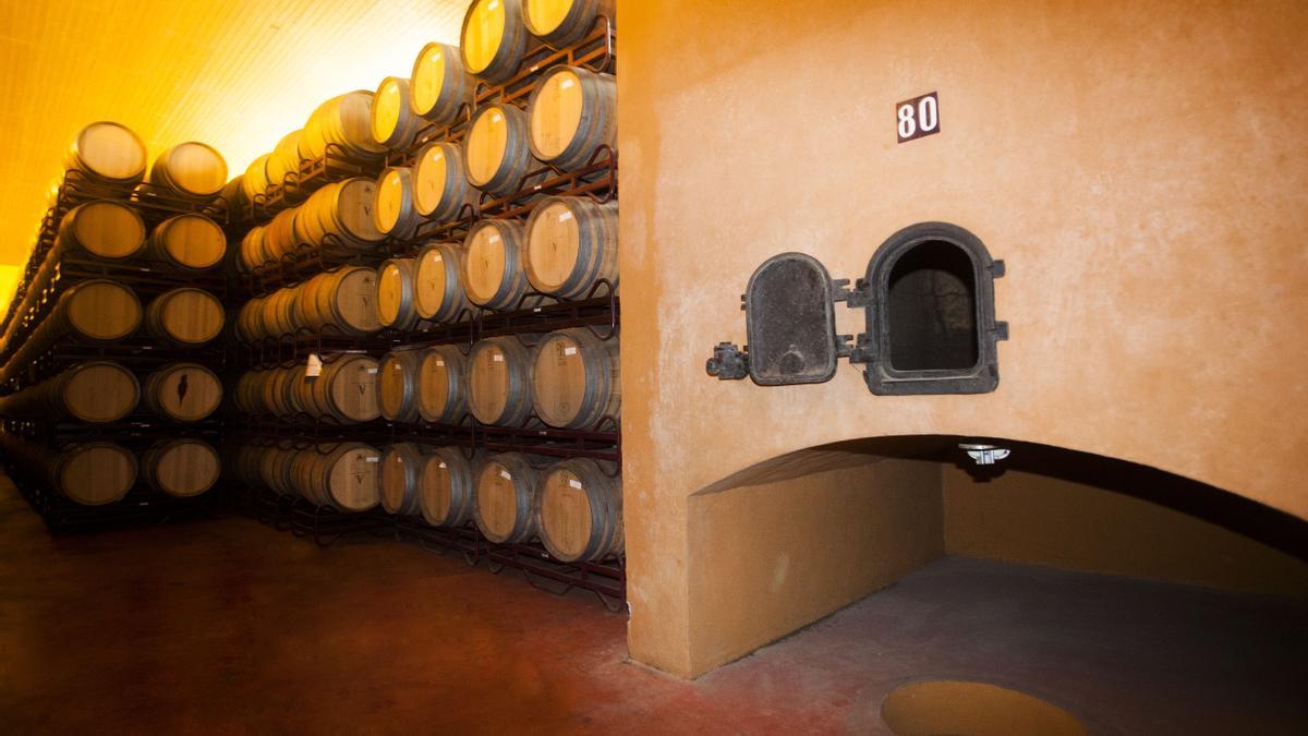 La sala de barricas en Bodegas La Viña.